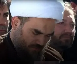 شهدای بیت رهبری| نماز خواندن پدر بر پیکر دختر 14 ماهه اش( نوه شهید رهبر امت)
