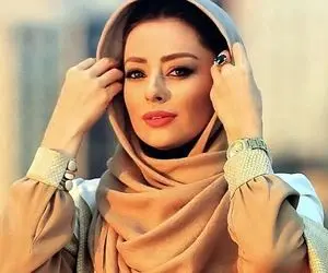 تیپ زرد قناری نفیسه روشن با ماشین لاکچری اش