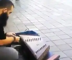 آواز خیابانی؛ ببینید این آقای ریشو و هنری چه سنتوری زد کف خیابون!