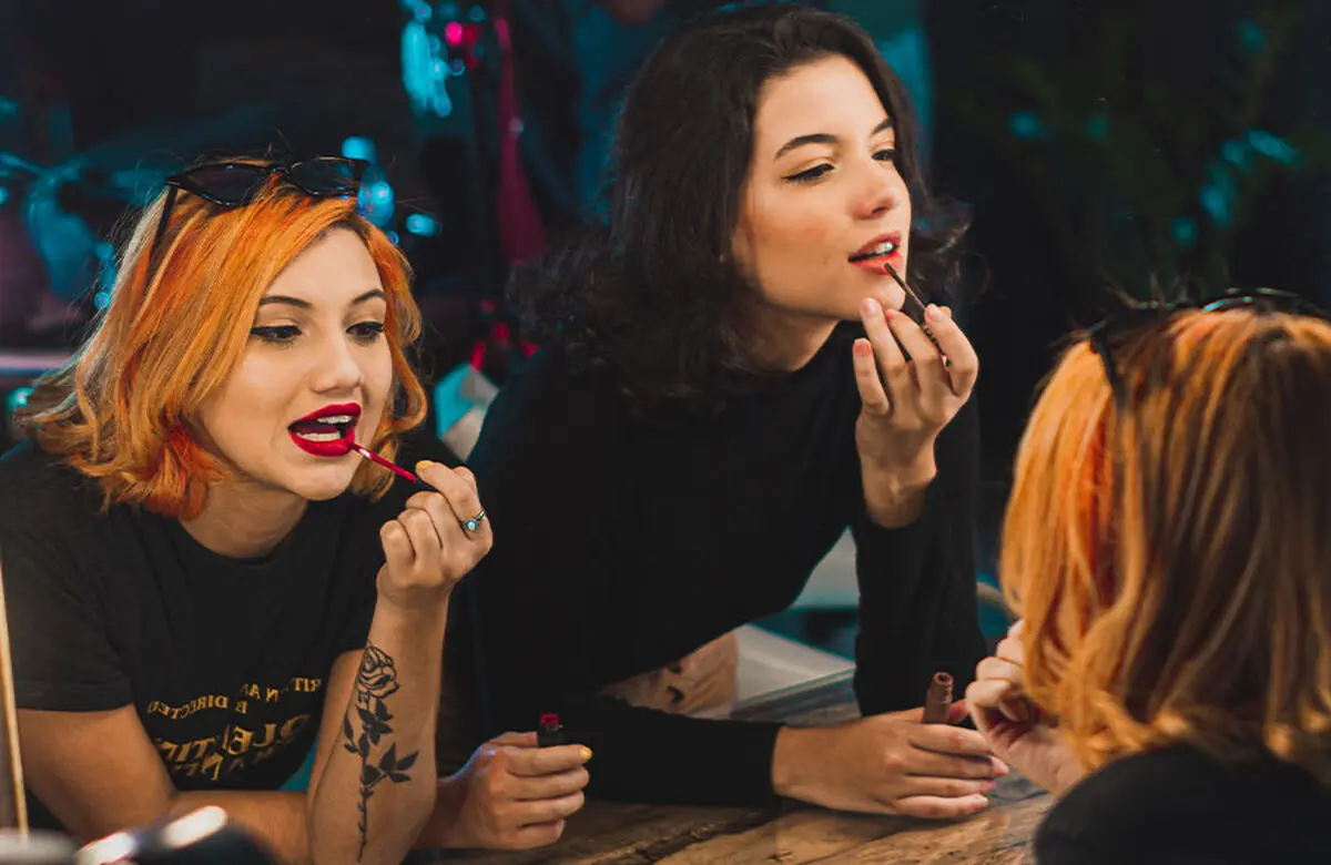 two-girls-wearing-lipsticks