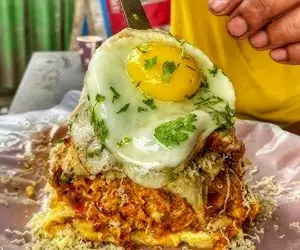 غذای خیابانی؛ این آقا بهش میگن خان املت و ببینید با تخم مرغ چه طعام بهشتی میده ملت