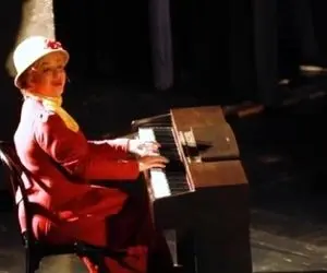 آواز هنرمندانه؛ مهراوه شریفی نیا چشم بسته انگشتاش راه میرن و مینوازن رو پیانو چه زیبا