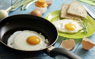 فقط ببینید مصرف تخم‌ مرغ عسلی و زرده تخم‌ مرغ خام با بدنتون چیکار می کنه