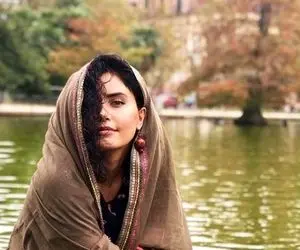 (عکس) گالری گردی الناز شاکردوست با مانتو جلوباز و استایلی بهاری