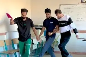 آواز محلی؛ پایکوبی دو دستماله لری تو کلاس زبان که معلمم طاقت نیاورد آی اومد وسطا