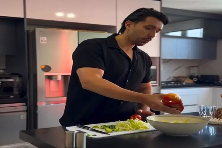 مرد خوش صدا وسط آشپزی کردن از شادمهر خواند، استعدادش احسنت و باریکلا دارد!