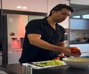 مرد خوش صدا وسط آشپزی کردن از شادمهر خواند، استعدادش احسنت و باریکلا دارد!