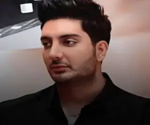 آواز احساسی؛ فرزاد فرزین دوران طفولیتش کراوات زده با موهای تیفوسی آهنگ یه حسی رو خوند