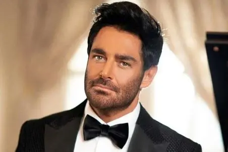 آواز معروفا؛ رضا گلزار برای آیسان با چشم های پر از بغض چه آوازی خوند غم انگیز