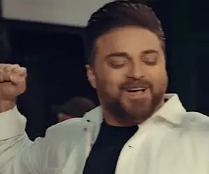آواز شاد؛ بابک جهانبخش رقص کنان چشم تو چشم همسرش میخونه