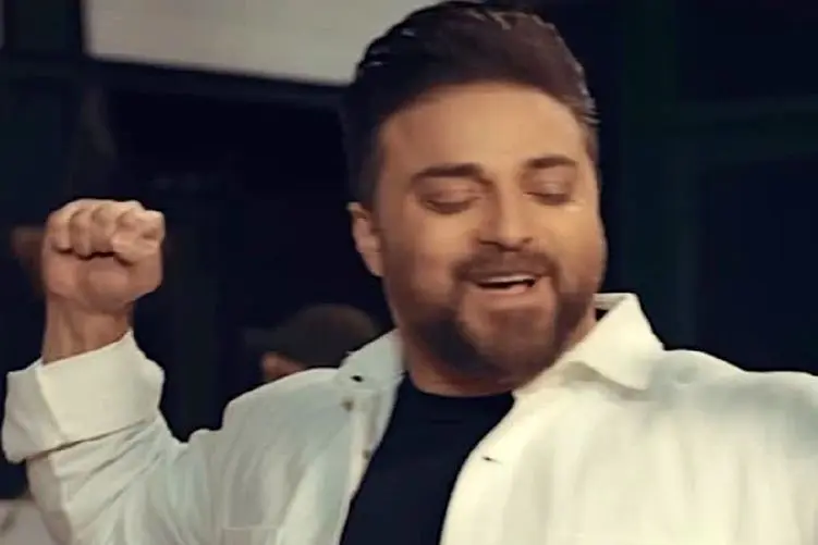 آواز شاد؛ بابک جهانبخش رقص کنان چشم تو چشم همسرش میخونه