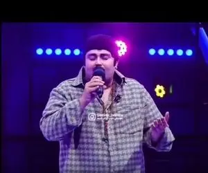 آواز سوزناک؛ پسره برای عشقش بین یه خروار آدم چه با حس دلتنگی خوند که شاید برگرده