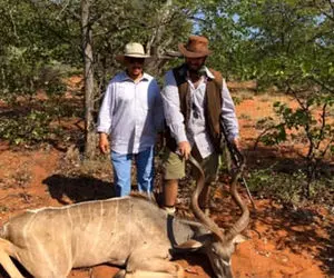 (عکس) تصویری خاص از بن سلمان در حال شکار غزال!