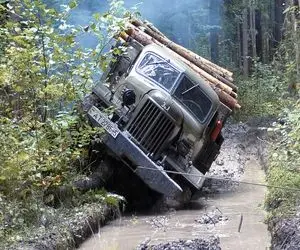 جابه جایی جانکاه؛ الوار گل اندود و تو جاده گل و لای با کامیون قراضه میبرن نزدیک چپ شه