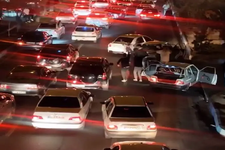 آواز شاد؛ خدا یه عقلی به این پسرا بده یه پولی به ما خیابونو بستن برقصن ترافیک شده ها