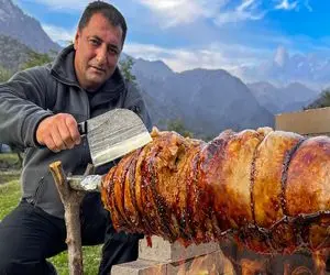 فوت و فن پخت بره؛ بره 80 کیلویی و بعد مزه دار کردن رول کرد به سیخ کشید رو ذغال پخت