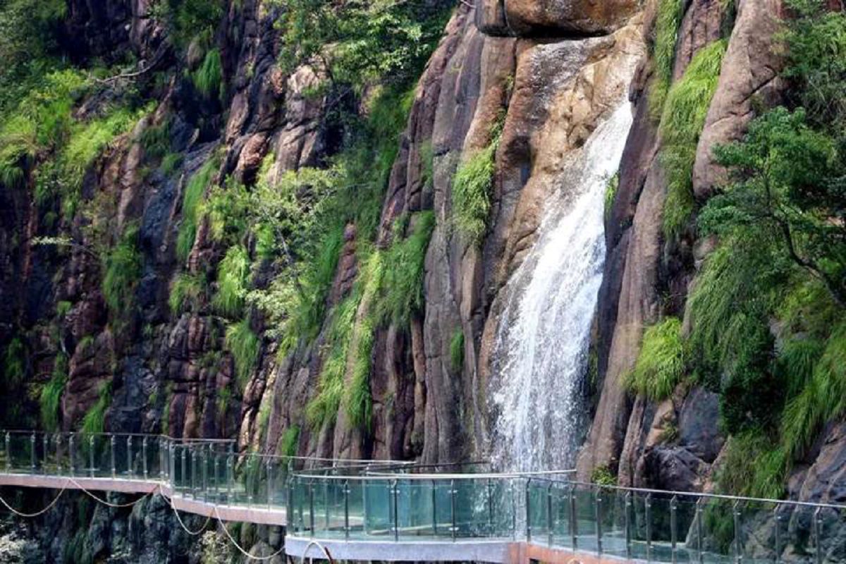 زیباترین مکان‌های روی زمین؛ برای دیدن این آبشار باید روی پل شیشه ای دور کوه راه بری