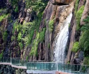 زیباترین مکان‌های روی زمین؛ برای دیدن این آبشار باید روی پل شیشه ای دور کوه راه بری