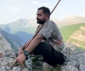 آواز اصیل؛ صدای خوش چوپان کم سن که خیلیم خوش چهرس و ژست گرفته برای گله میخونه