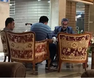 حضور بدون ماسکِ جهانپور در لابی هتل؛ دکتر واکسن زدی؟