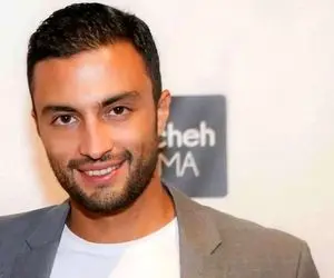 امیر جدیدی با عکسی در آغوش جمشید هاشم‌پور