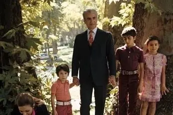 سفر به ایام قدیم؛ فرح دیبا ستیهنده و شاه مخلوع بین 4 سگ هرکول