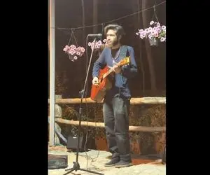 آواز خیابانی؛ آقای ریشو چه دلنواز آهنگ خارجی میزنه و میخونه گل صورتی ها چی میگه؟