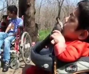 آواز خیابانی؛ بچه معلولی که با صداش  جنجال به پا کرد