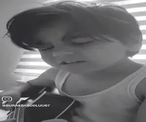 آواز احساسی؛ بچه هپلی از خواب پا شد آهنگ ترکیه ای عصیان رو خوند برگ نمیمونه واسه آدم