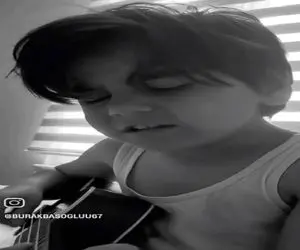 آواز احساسی؛ بچه هپلی از خواب پا شد آهنگ ترکیه ای عصیان رو خوند برگ نمیمونه واسه آدم