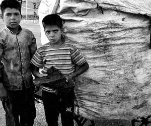 آواز خیابانی؛ بچه کاری که به زبان ترکی بین دوتا ماشین آواز میخونه!