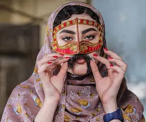 هنرنمایی خانم بازیگر با سبیل! 