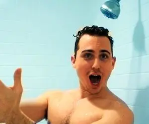 اگر زیر دوش آب این کار را بکنید کور می شوید!