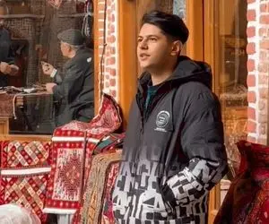 آواز بازاری؛ پسر دهه هشتادی کاسب آهنگ تمامی دینم به دنیای فانی میخونه صداش آب زلاله