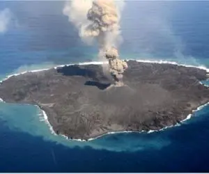 مستند کاوش / شکاف زمین جزیره‌ای از دل شعله‌های آتش زایید