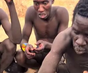 قبایل ناشناخته؛ بربرهای بی لباس سر دیگ نشستن با چه ولعی گوشت رو به دندون میکشن 