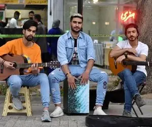 آواز خیابانی؛ ببینید آقا مو بلوند و اکیپش آهنگ بگو چند ناصر زینلی رو چه هماهنگ میخونن