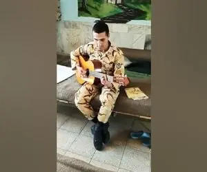 آواز خیابانی؛ سرباز خوش صدا که از عشق و دلتنگی خوند و اشک همه رو درآورد