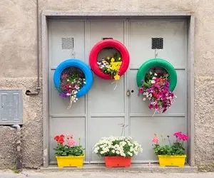 ایده های خلاقانه؛ گل توی گلدون رو که همه میکارن تو خاص باش تو لاستیک ماشین بکار