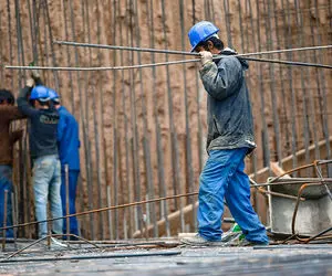 چرا وزیر می گوید افزایش حقوق به نفع کارگران نیست؟