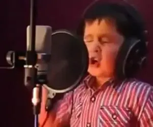 آواز محلی؛ پسر بچه با این سنش چطور با اسطوره موسیقی آهنگ امشو دل غصه داره رو میخونه