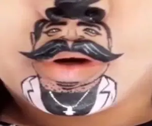 آواز شاد؛ کاریکاتور بهنام بانی وقتی آهنگشو لب میزنه با خودش مو نمیزنه فقط اوج گرفتنش