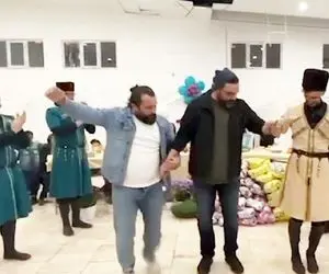 آواز برزنی؛ احسان علیخانی با آهنگ آذری چه رقصی کرد ایولا به بپر بپرش کلاه بابانوئلشو