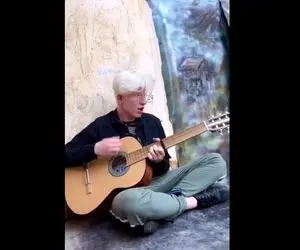 آواز خیابانی؛ ببینید آقا مو استخوانی چه پر احساس آهنگ میدونم حالت خوبه رو میخونه