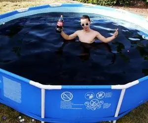 (ویدیو) حمام کردن در یک استخر غول پیکر با 1500 بطری نوشابه کوکاکولا!