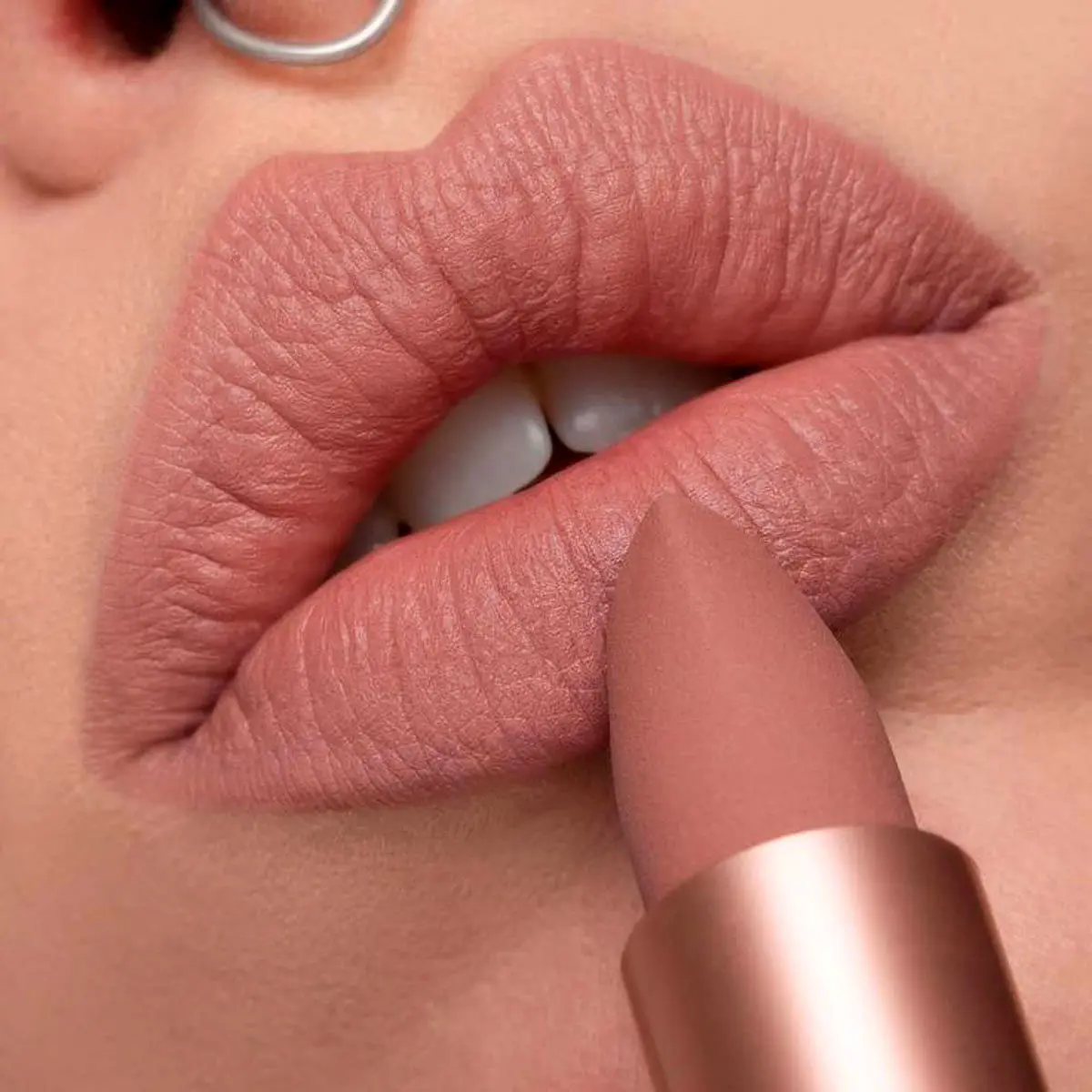 زیباترین-رنگ_-های-رژ-لب-۲۰۲۵-انتخابی-شیک-برای-هر-سبک-آرایشی-7