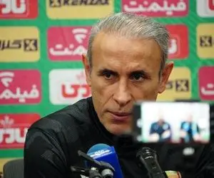 یحیی گل‌محمدی در وضعیتی که عادت ندارد