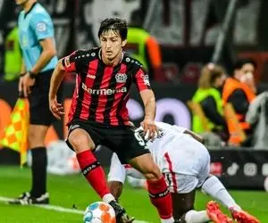 سردار آزمون در کنار خواننده بدشانس ایرانی