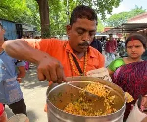 غذای خیابانی ؛ یه جذاب کثیف که توی هند خیلی طرفدار داره و طریقه سروِش هم بامزه است