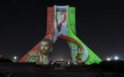 کلمه قهرمان روی برج آزادی درخشید